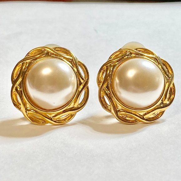Vintage Gold White Pearl Clip On Earrings Weave Round Gold Tone 70s Acrylic - Picture 4 of 8